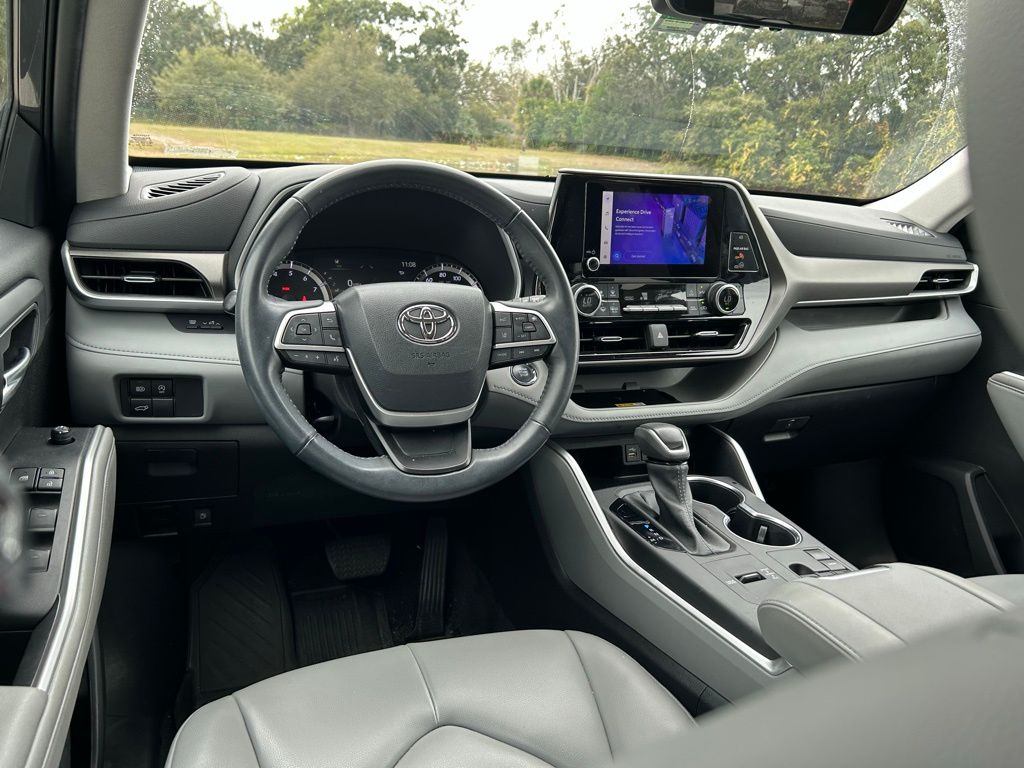 Thumbnail: 2023 Toyota Highlander - 12