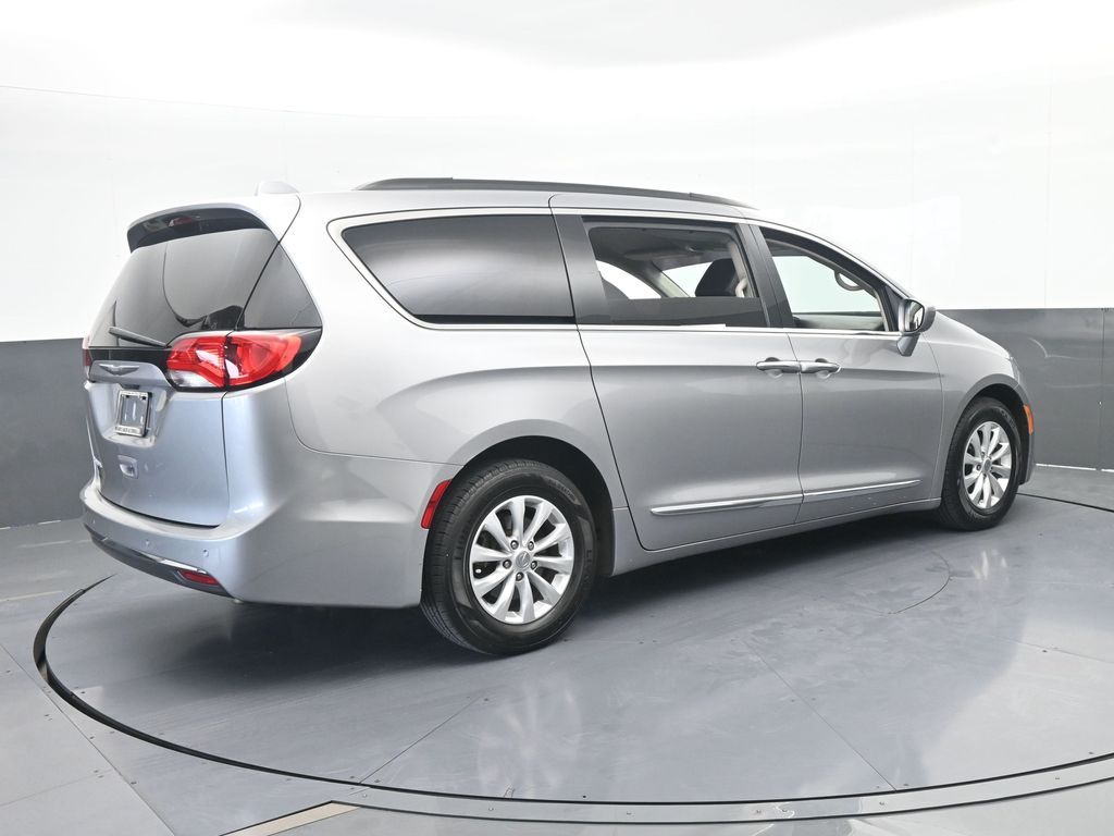 Used 2017 Billet Silver Metallic Clearcoat Chrysler Touring L image 6