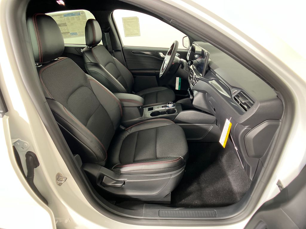 2025 Ford Escape ST-Line photo 4