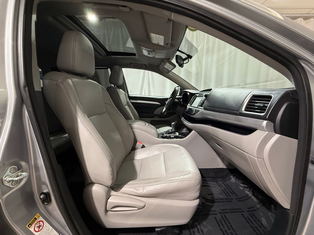 Thumbnail: 2015 Toyota Highlander - 24