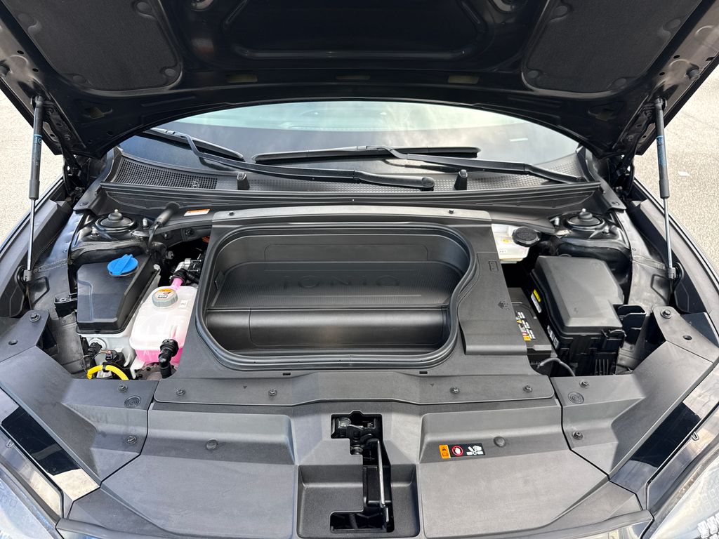 Certified Used 2024 Black Hyundai SE Standard Range image 31