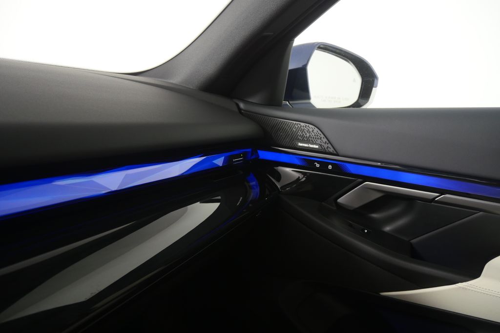 Thumbnail: 2025 BMW 5 Series - 25