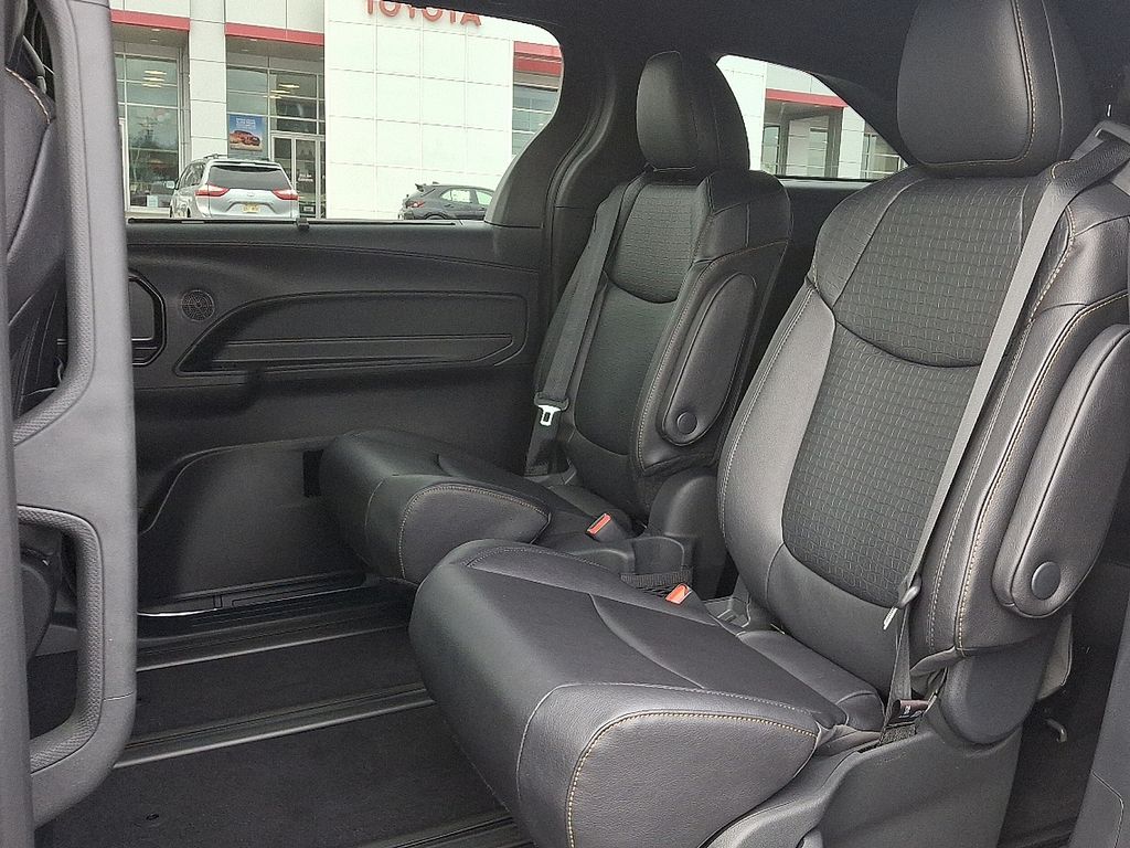 2025 Toyota Sienna L 8