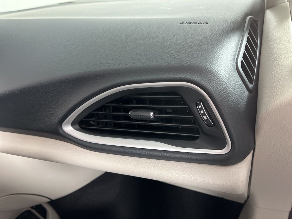 2023 Chrysler Pacifica Touring L 9