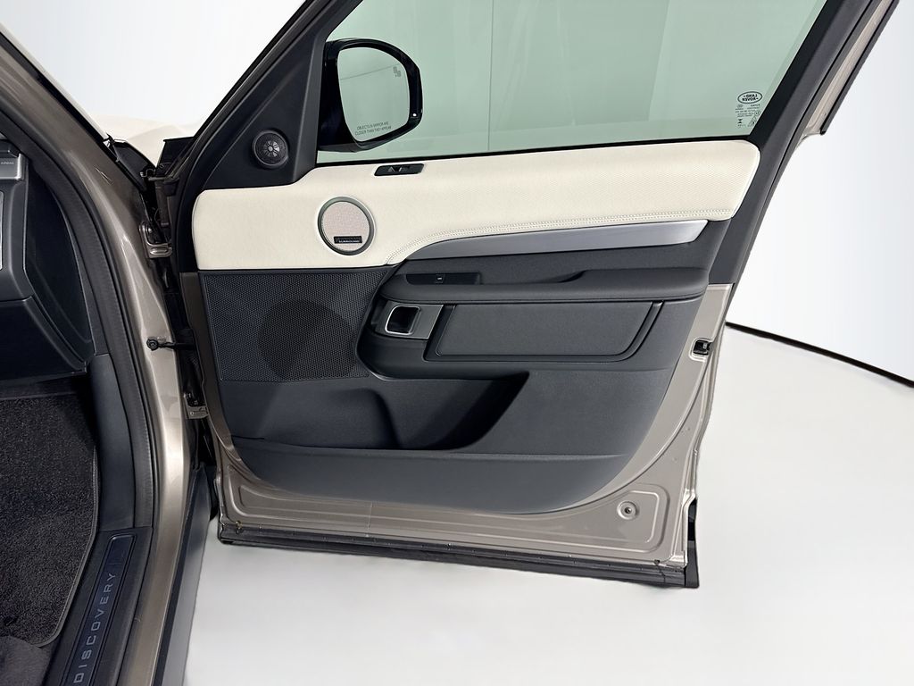 Thumbnail: 2025 Land Rover Discovery - 26