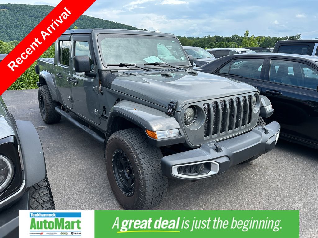 Sting-Gray Clearcoat 2022 Jeep Gladiator Pickup Truck Four-Wheel Drive 8-Speed Automatic