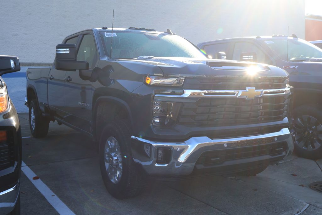 Thumbnail: 2026 Chevrolet Silverado 3500 - 8