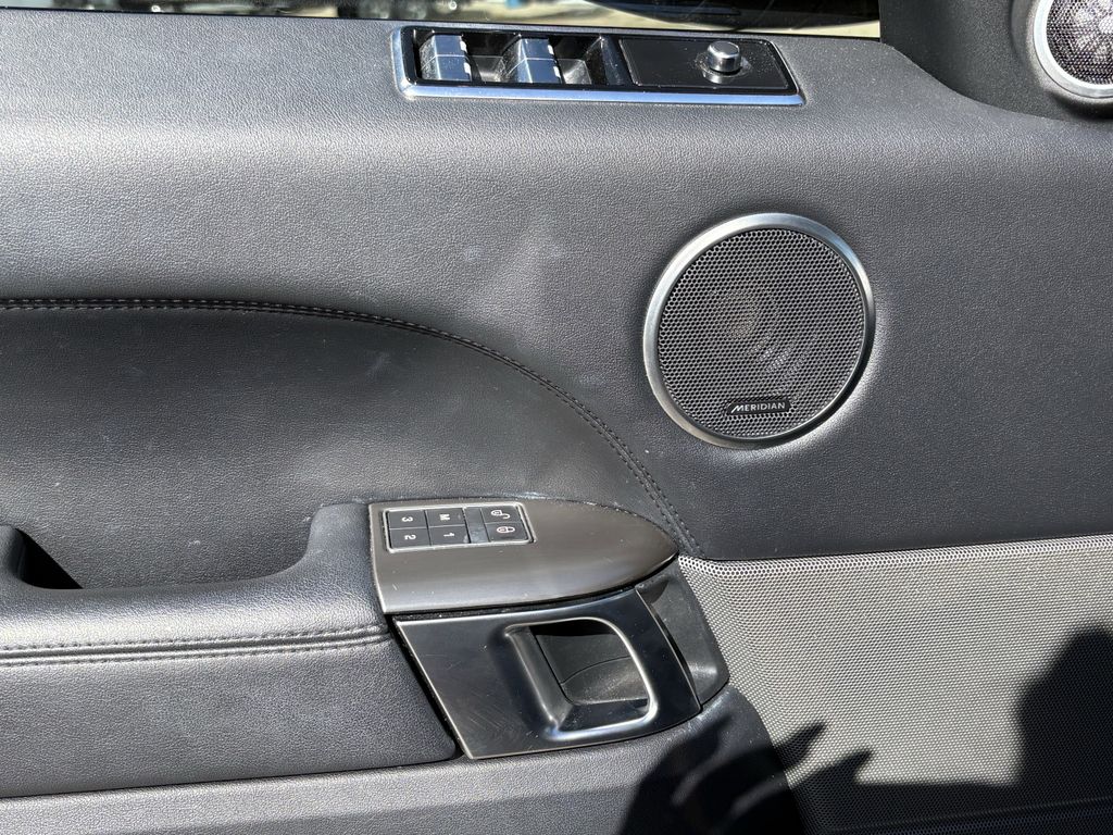 Used 2018 Black Land Rover SE image 11