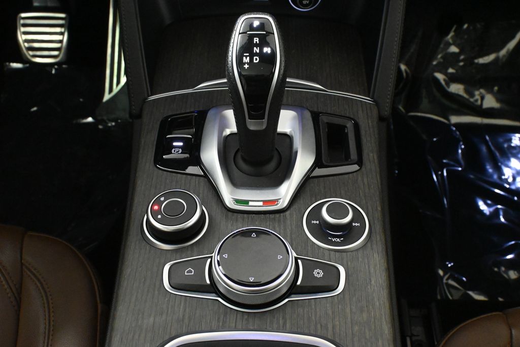 Thumbnail: 2022 Alfa Romeo Stelvio - 23