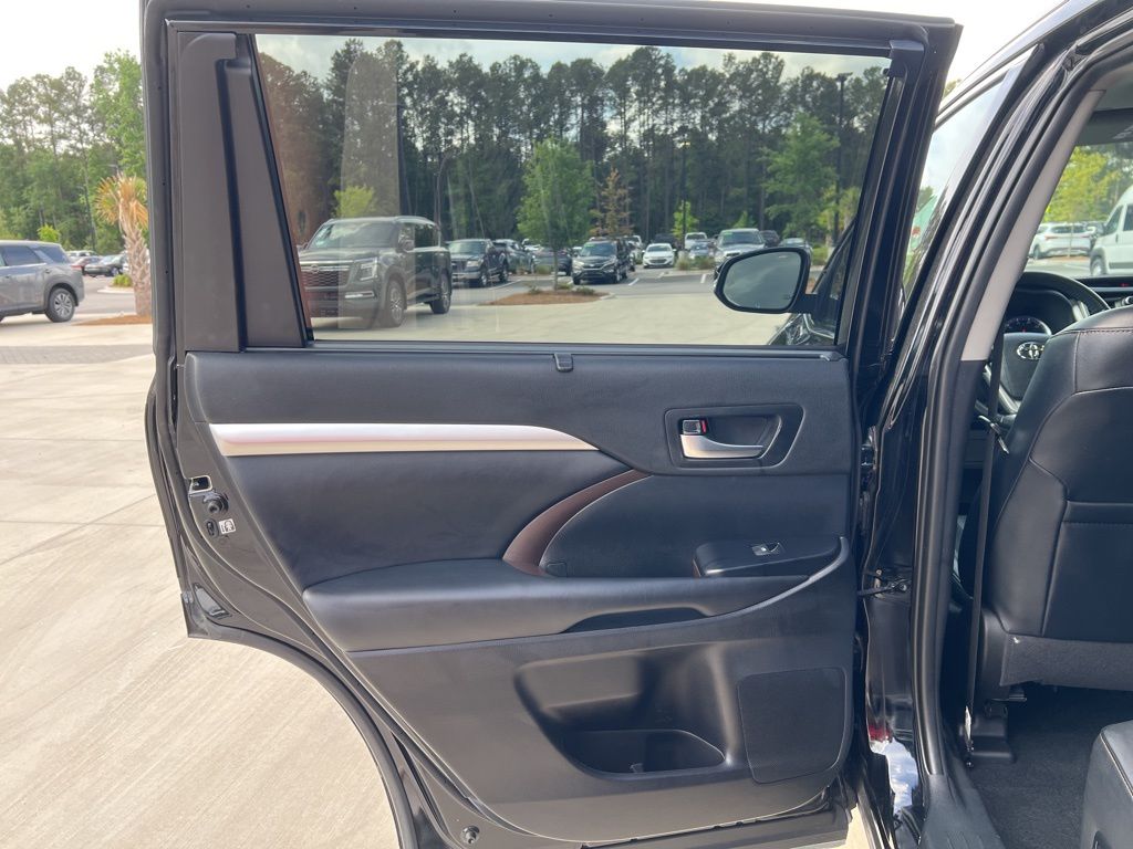 2019 Midnight Black Metallic Toyota Highlander XLE AWD SUV