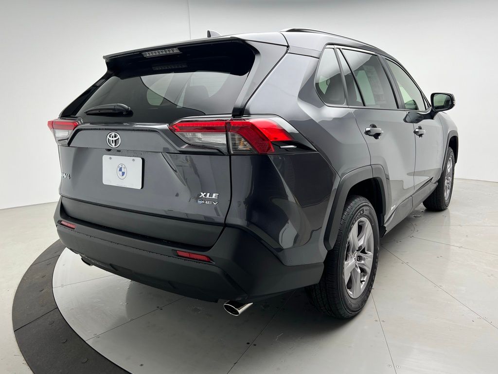 2025 Toyota RAV4 XLE 3