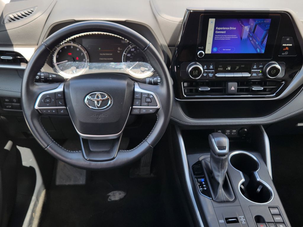 2025 Toyota Highlander LE - Photo 27