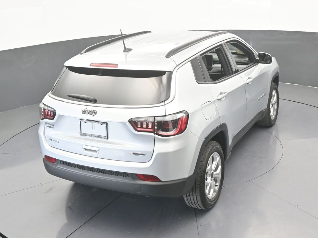 Used 2025 Silver Zynith Metallic Clearcoat Jeep Latitude image 20