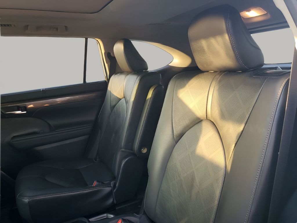 Used Car 2020 Toyota Highlander  Platinum For Sale Under $35,000 In Austin, Texas