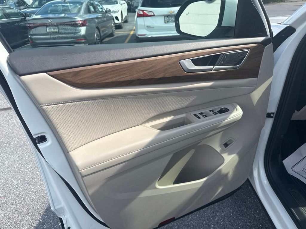 2024 Volkswagen Atlas 2.0T SE w/Technology White at South Hills CDJR