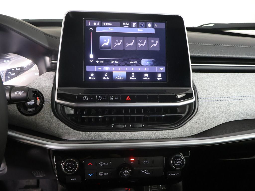 Used 2025 White Jeep Latitude image 40