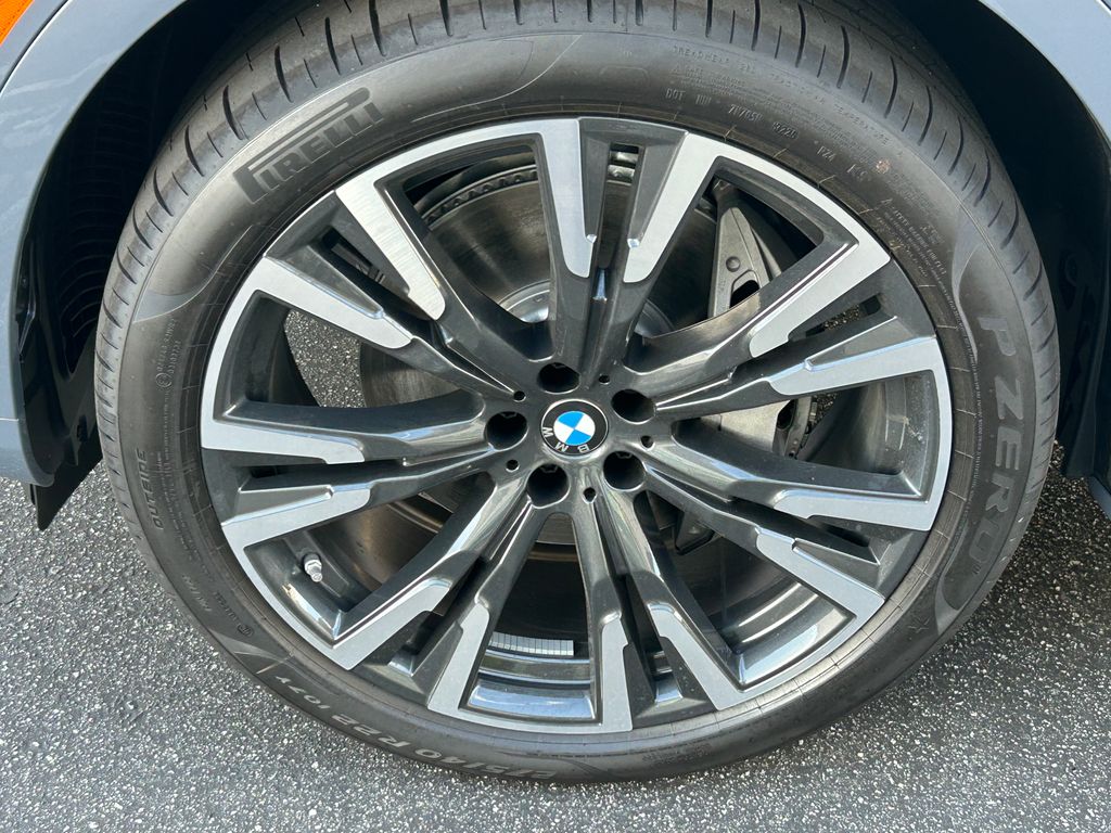 Thumbnail: 2026 BMW X7 - 9