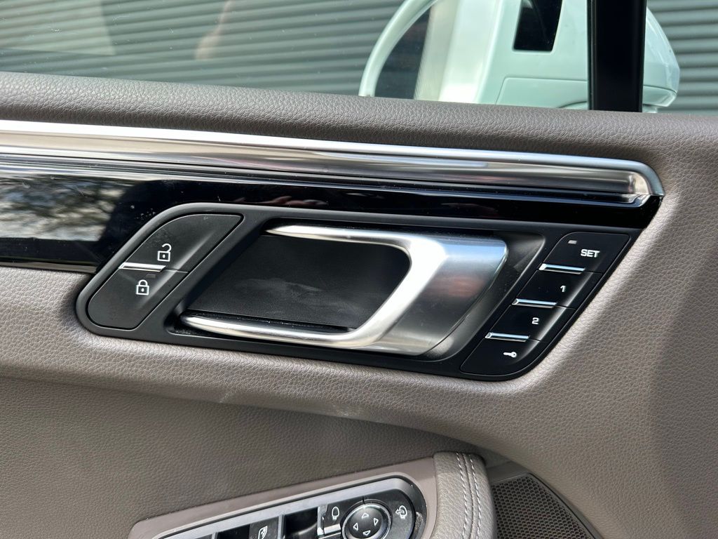 Thumbnail: 2023 Porsche Macan - 20