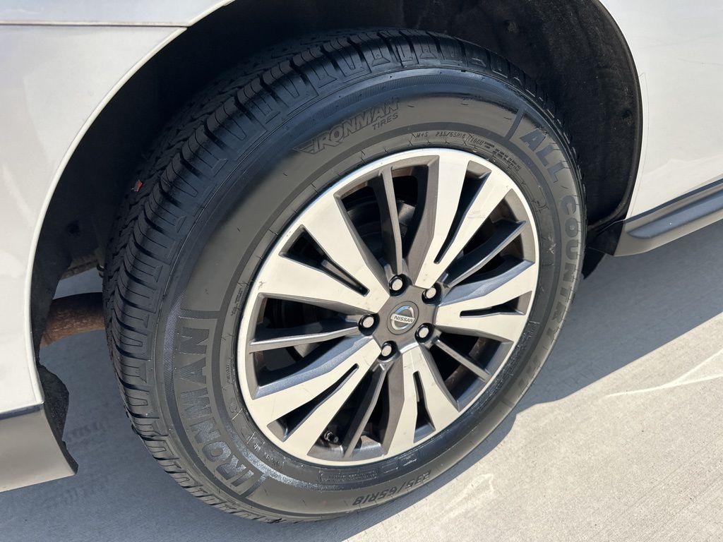 2017 Brilliant Silver Metallic Nissan Pathfinder SV FWD SUV