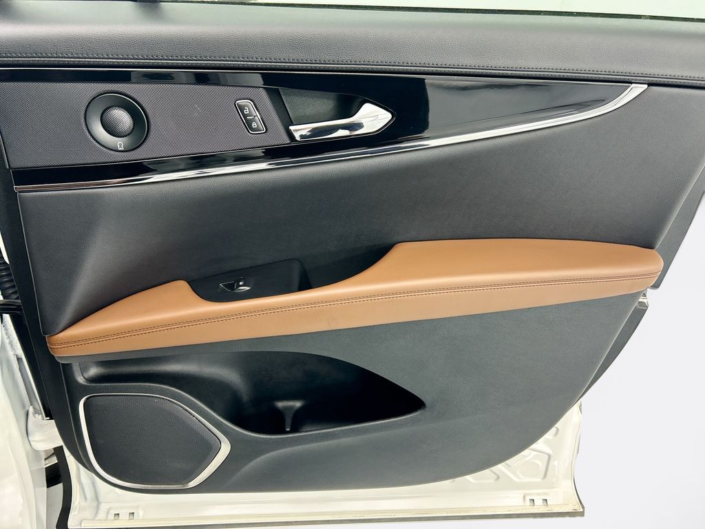 Thumbnail: 2022 Lincoln Nautilus - 25