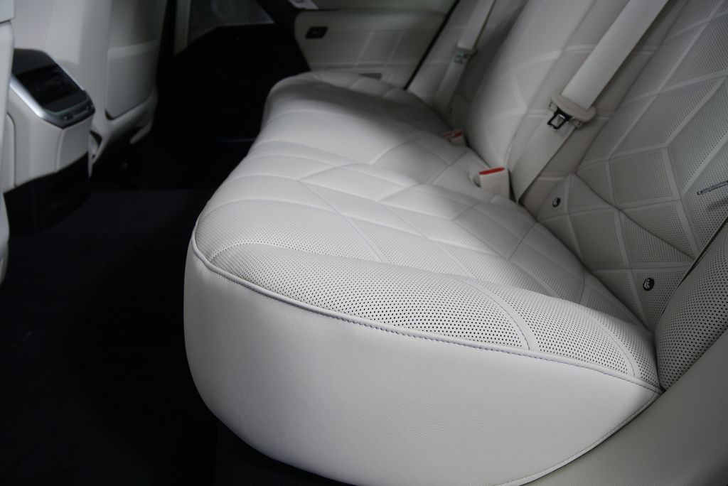 2025 BMW 7 Series 760i xDrive 14