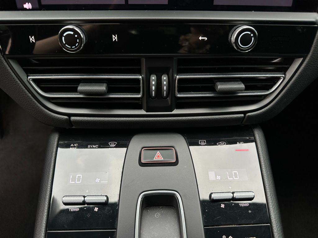 Thumbnail: 2022 Porsche Macan - 23