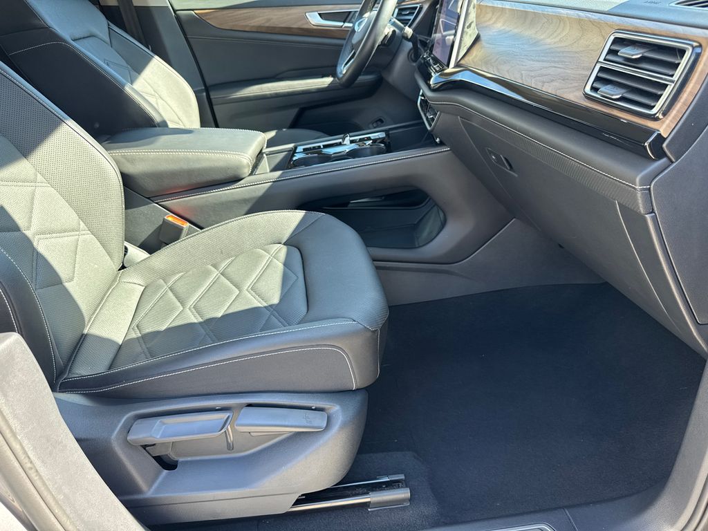 Used 2025 Silver Volkswagen 2.0T SE w/Technology image 13