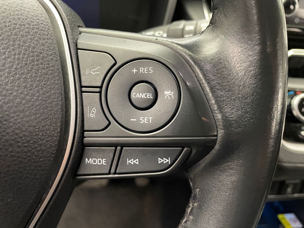 2022 Toyota Corolla Cross XLE 23
