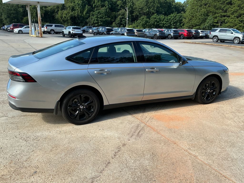 Used 2025 Silver Honda SE image 4