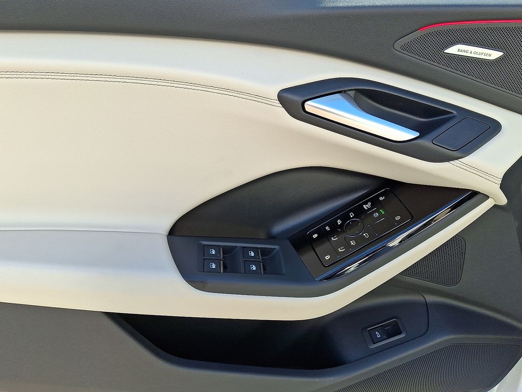 Thumbnail: 2025 Audi Q6 e-tron - 11