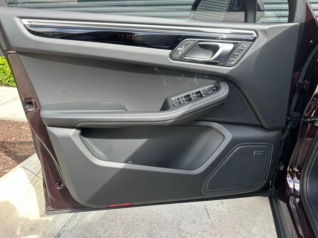 Thumbnail: 2026 Porsche Macan - 19