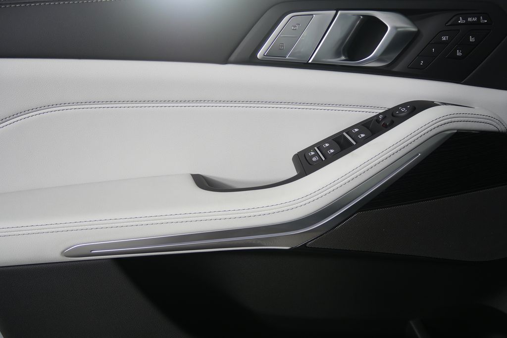 Thumbnail: 2026 BMW X7 - 9