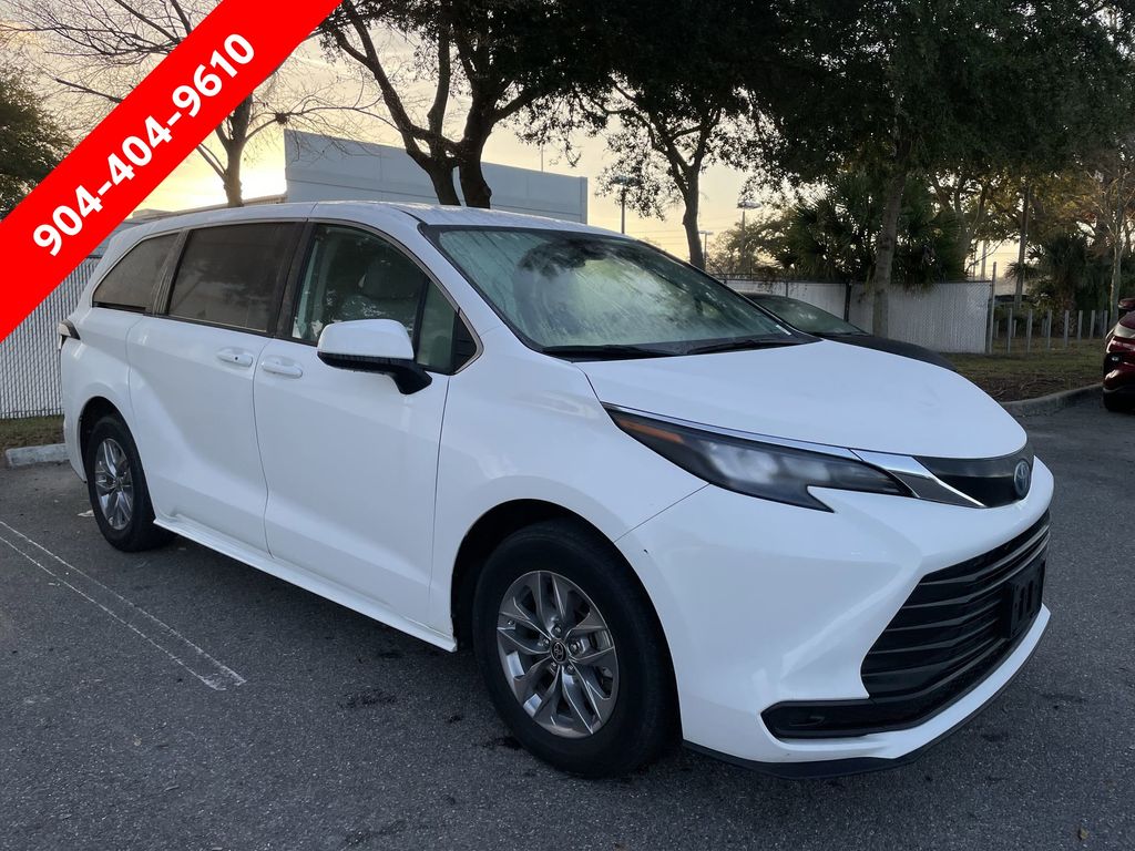 2024 Toyota Sienna LE's photo