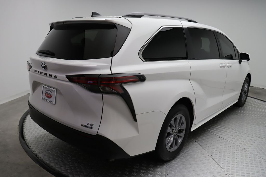 2022 Toyota Sienna LE 8