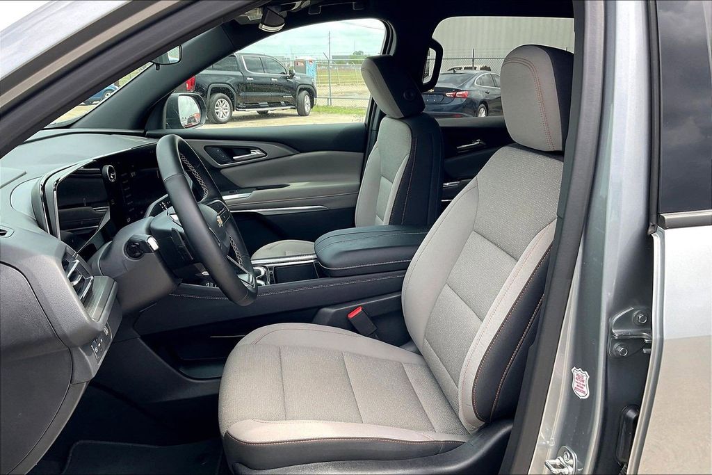 Used 2025 Chevrolet Traverse LT 4D Sport Utility