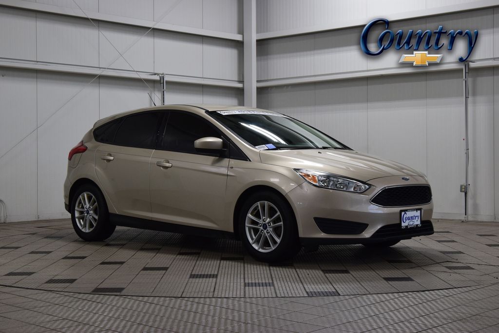 White Gold Metallic 2018 Ford Focus Hatchback Front-Wheel Drive 6-Speed Automatic
