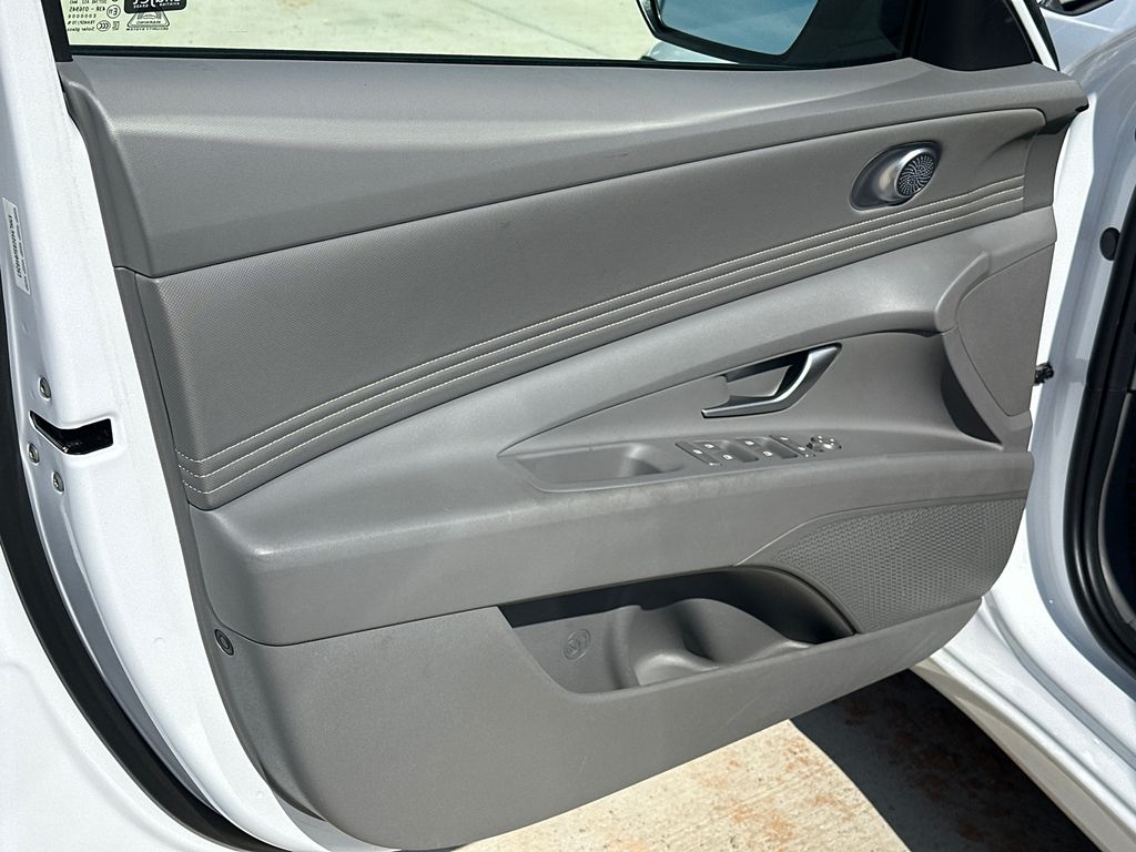 Used 2025 White Hyundai SEL Sport image 10