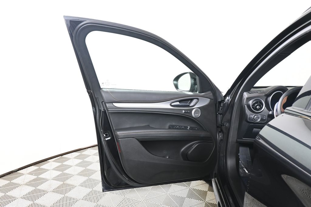 Thumbnail: 2025 Alfa Romeo Stelvio - 28