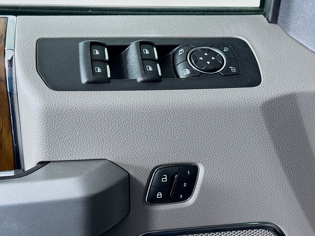 2019 Ford F-150 Lariat 18