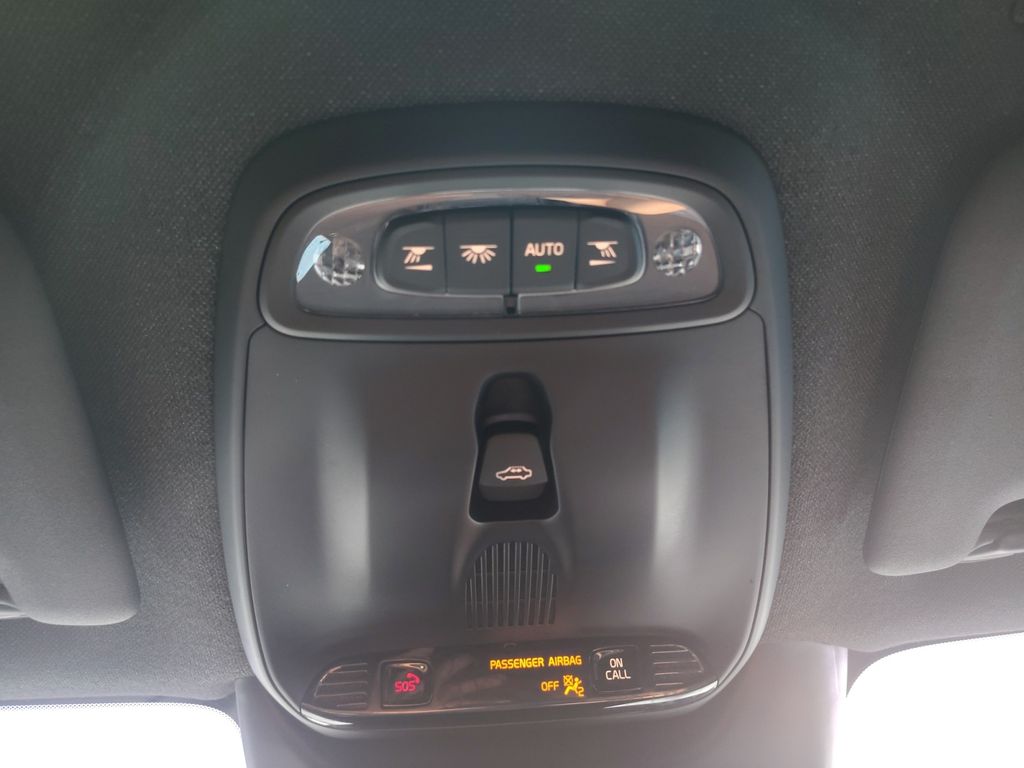 Used Car 2022 Volvo Xc40  R-design For Sale Under $30,000 In Austin, Texas