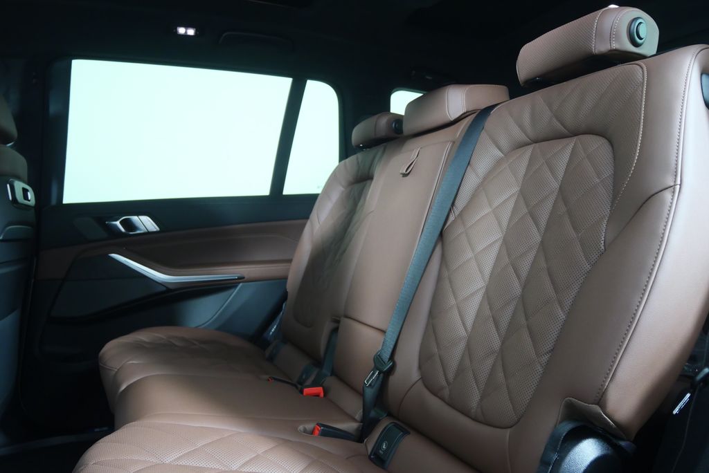 Thumbnail: 2027 BMW X7 - 15