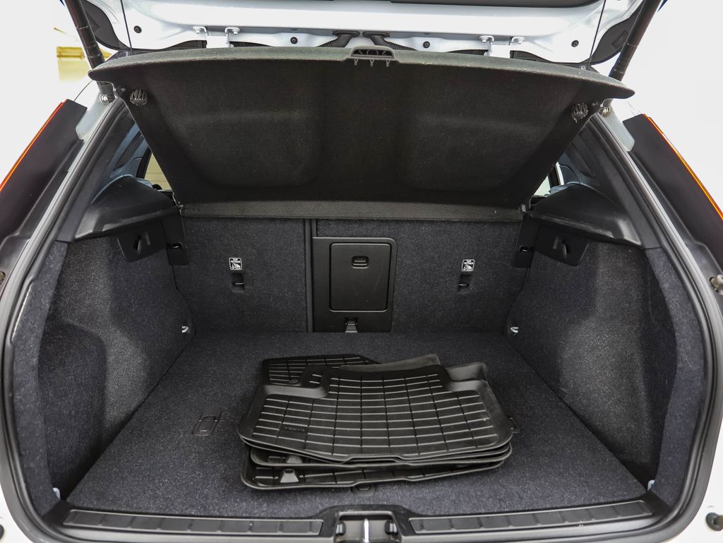 Thumbnail: 2021 Volvo XC40 - 24