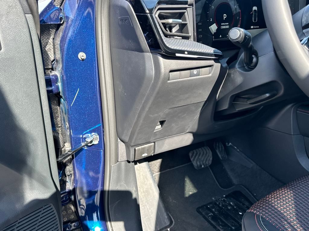 2025 Nissan Kicks SR photo