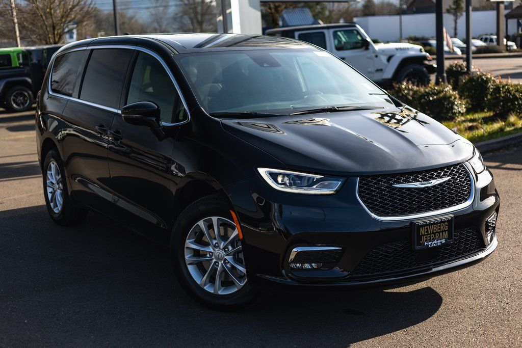 2026 Chrysler Pacifica Select thumbnail 2