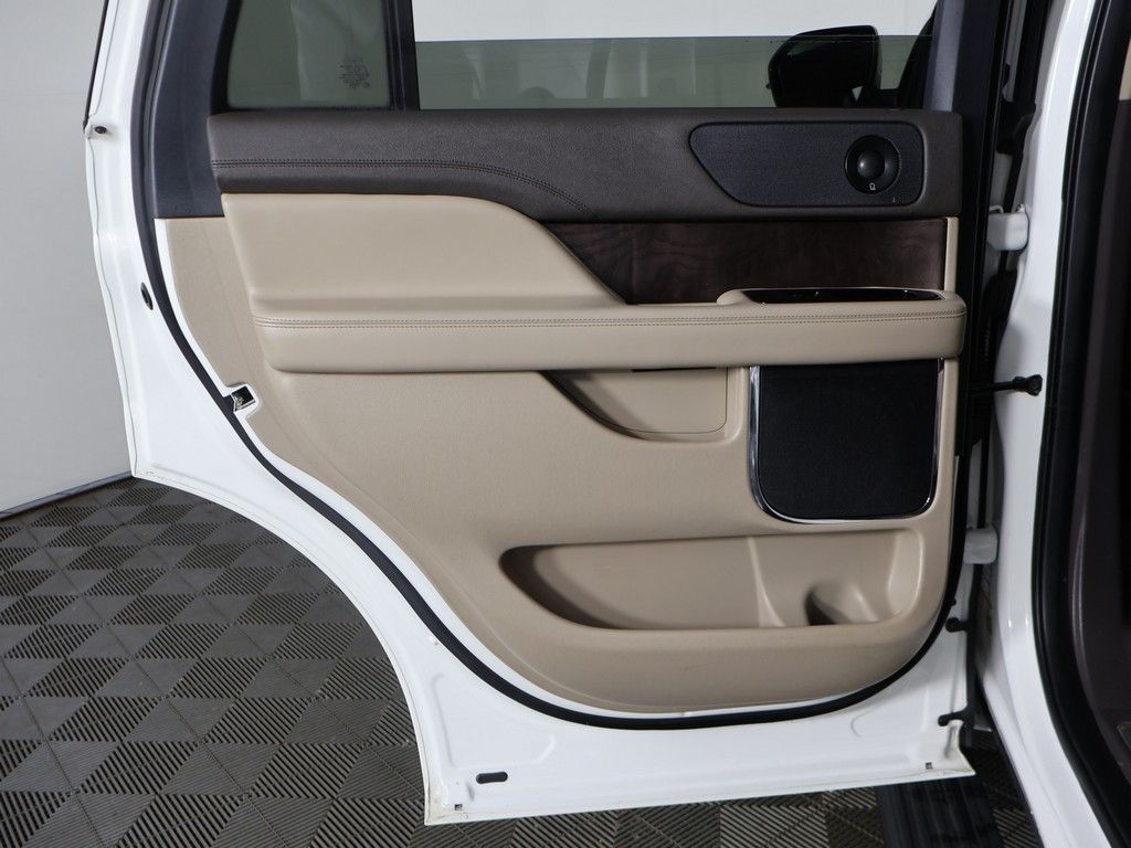 Used 2022 White Lincoln Reserve image 33