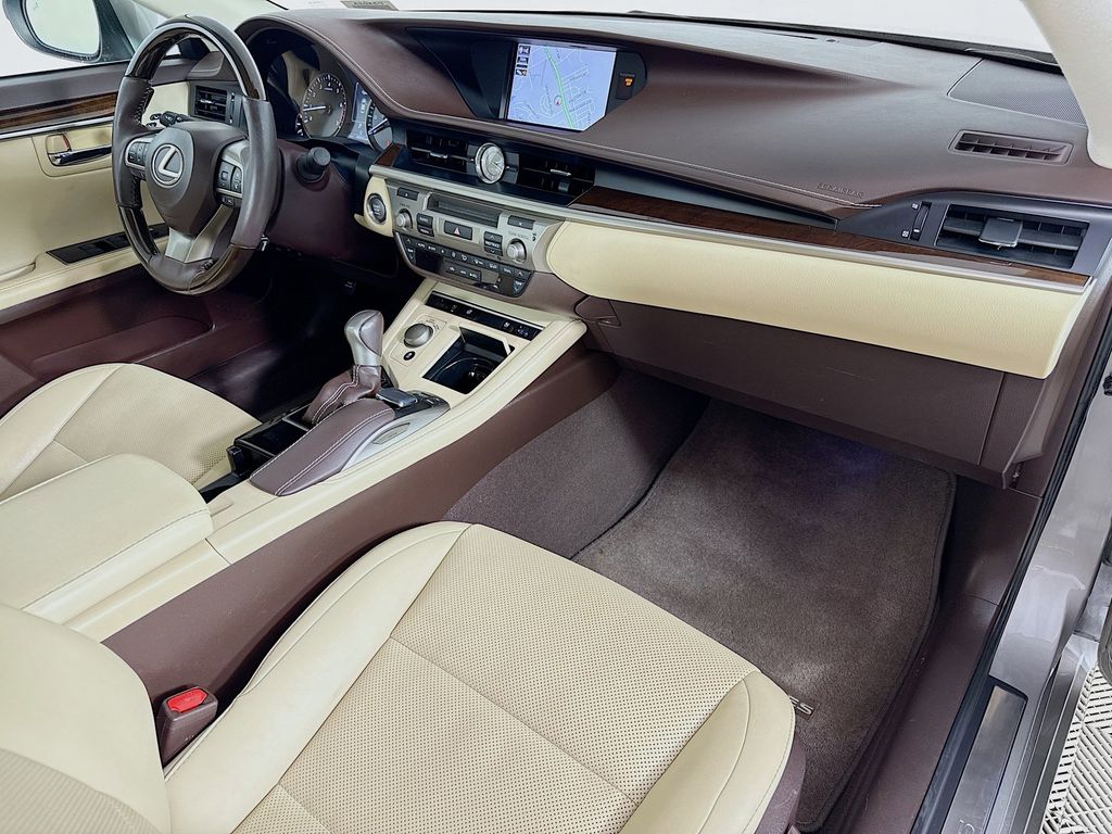Thumbnail: 2017 Lexus ES - 30