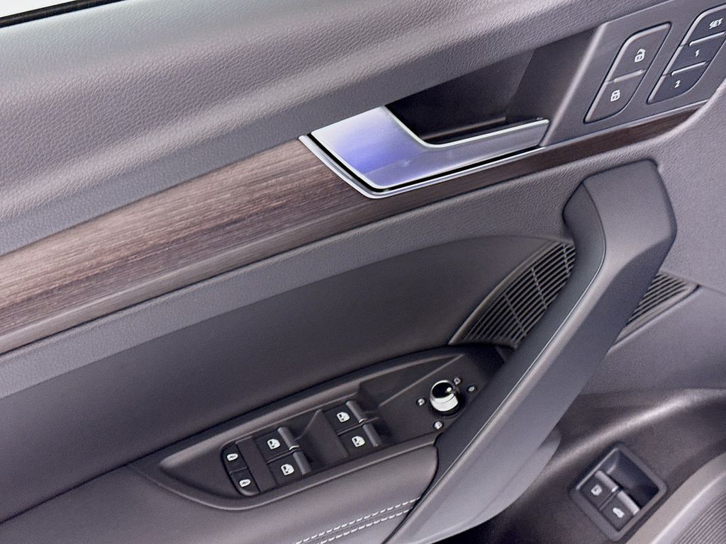 Thumbnail: 2025 Audi Q5 - 23