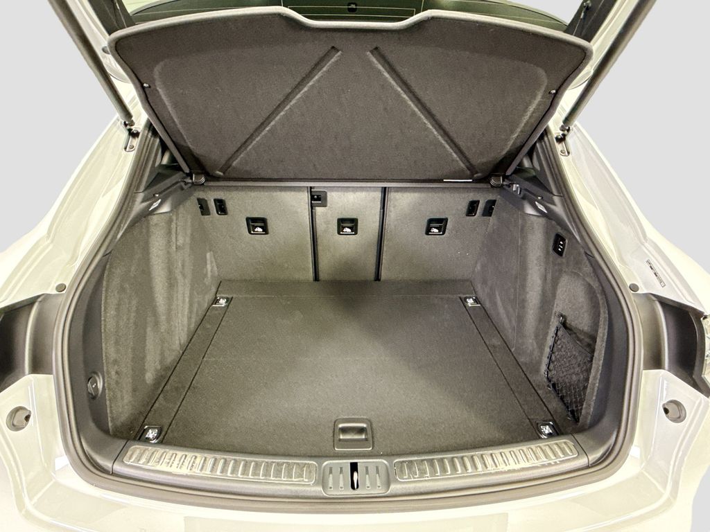 Thumbnail: 2026 Porsche Macan - 29