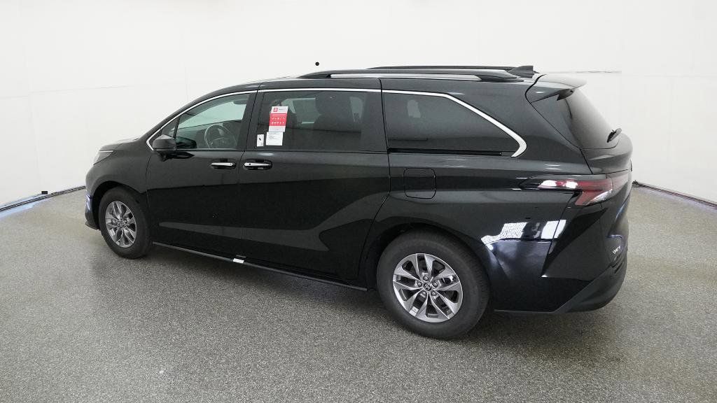 Thumbnail: 2026 Toyota Sienna - 11