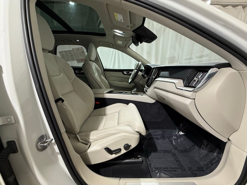 Thumbnail: 2022 Volvo XC60 - 23